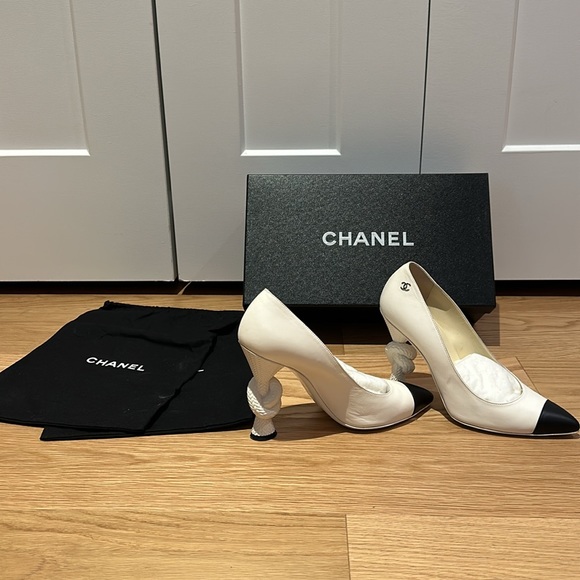 CHANEL Goatskin Interlocking Art Heel High Heels - Picture 3 of 9